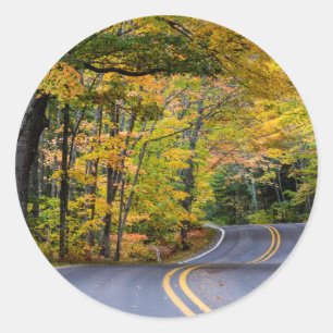 Pegatina Redonda Tapa De Color Del Otoño A Lo Largo De La Autopista