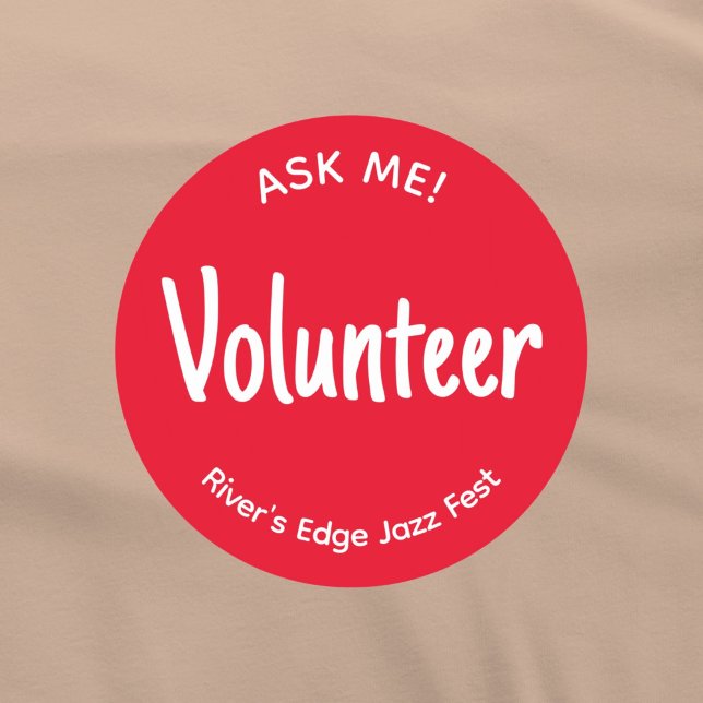 Pegatina Redonda Tarjeta roja Pregúntame a mi voluntario (Red Ask me volunteer sticker badge with custom name of event or organization.)