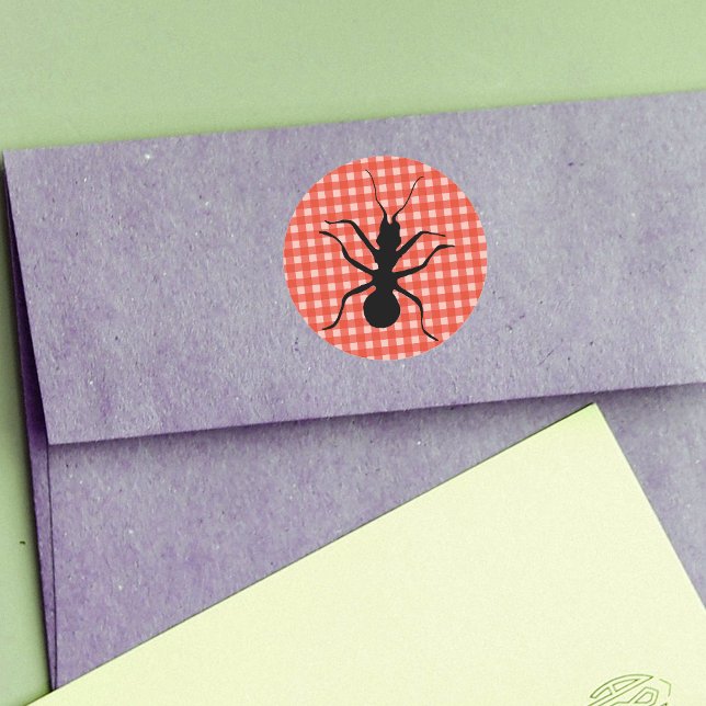 Pegatina Redonda Tartas de hormiga crujiente y cobarde (Big black ant on red white picnic tablecloth plaid round stickers.)