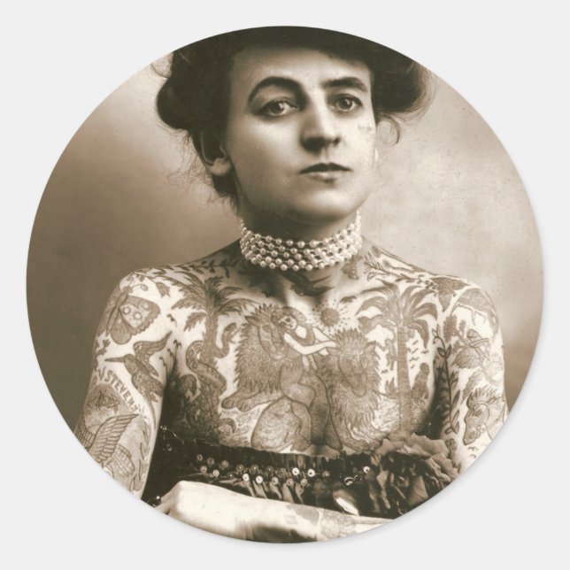 Pegatina Redonda Tatuado Con Perlas, Foto De Circo Victoriano (Anverso)