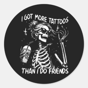 Pegatina Redonda Tatuaje de esqueleto con más tatuajes que amigos