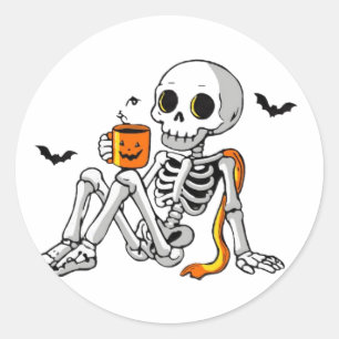 Pegatina Redonda Taza de esqueleto de Halloween acogedor con café y