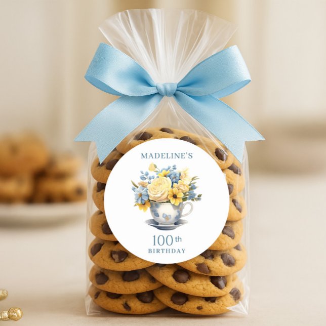 Pegatina Redonda Taza de té Amarillo Flores Azules Cumpleaños 100 (Blue teacup and yellow flowers 100th birthday party favor bag sticker)
