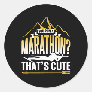 Pegatina Redonda Te pasaste una maratón que es una linda biatleta d