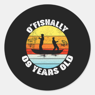 Pegatina Redonda Tema de cumpleaños de pesca de 9 años 'O'fishally'