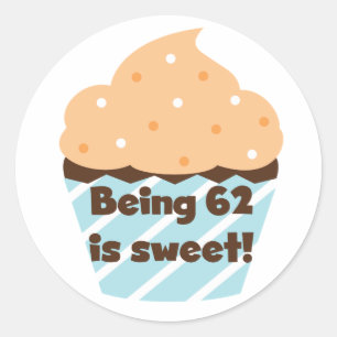 Pegatina Redonda Tener 62 años es dulces camisetas y regalos