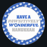 Pegatina Redonda Tener un Hanukkah maravilloso y patético<br><div class="desc">Presentamos nuestro encantador diseño de Hanukkah con un encantador borde de huellas de pata blanca sobre un fondo azul. Acepte el espíritu festivo de Hanukkah con este diseño, que incluye un fondo blanco limpio que muestra el texto más sincero "Ten un Hanukkah increíblemente maravilloso". El texto se presenta en tonos...</div>