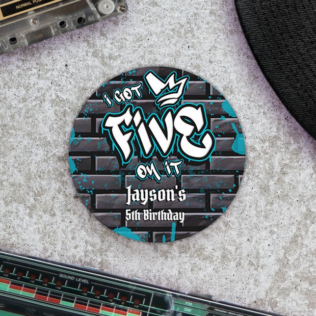 Pegatina Redonda Tengo cinco en ello (I Got Five on It Classic Round Sticker - Boy 5th Birthday - Graffiti)