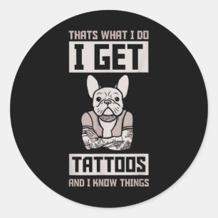 Pegatina Redonda Tengo Tatuajes Y Sé Cosas - Tatuaje De Bulldog De 