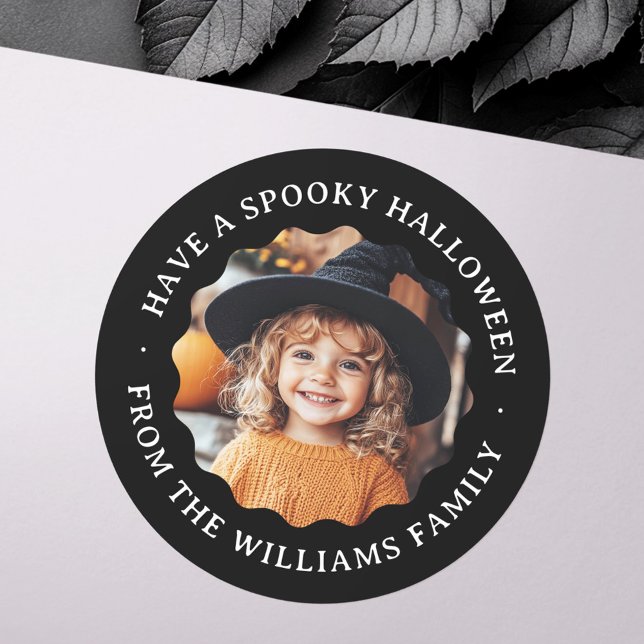 Pegatina Redonda Tengo una espeluznante foto de la frontera ondulad (Have a spooky Halloween wavy border photo black Classic Round Sticker)