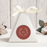 Pegatina Redonda Terracotta Monograma Boda<br><div class="desc">Selle sus invitaciones y exprese su gratitud con nuestros stickers de boda en el Monograma de Terracota. Perfecto para sellos para sobres o etiquetas favoritas,  estos pegatinas presentan la elegancia monocálmica y clásica,  añadiendo un toque final de sofisticación a su papelería boda.</div>