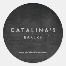 Texto art decó sobre panadería de madera negra, co