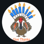 Pegatina Redonda Thanksanukkah Thanksgivukkah turkey menorah regalo<br><div class="desc">ESTE MENORAH DE TURQUÍA ES UN DISEÑO ÚNICO DE UNA VARIEDAD DE REGALOS DE CHANUKAH HANUKKAH PARA THANKSGIVUKKAH 2013. UTILICE UNA CAMISA DE AGRADECIMIENTO Y DÉ AL ACOGEDOR UN APRON ESPECIAL PARA MOSTRAR SU ORGULLO JUDÍO ESTADOUNIDENSE.</div>