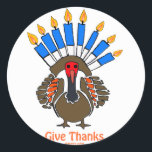 Pegatina Redonda Thanksanukkah Thanksgivukkah turkey menorah regalo<br><div class="desc">ESTE MENORAH DE TURQUÍA ES UN DISEÑO ÚNICO DE UNA VARIEDAD DE REGALOS DE CHANUKAH HANUKKAH PARA THANKSGIVUKKAH 2013. UTILICE UNA CAMISA DE AGRADECIMIENTO Y DÉ AL ACOGEDOR UN APRON ESPECIAL PARA MOSTRAR SU ORGULLO JUDÍO ESTADOUNIDENSE.</div>