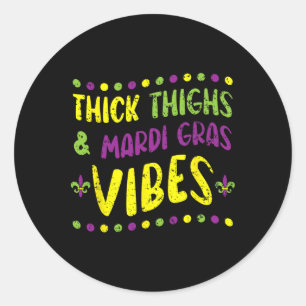 Pegatina Redonda Thick Thighs Y Mardi Gras Vibes New Orleans Loui