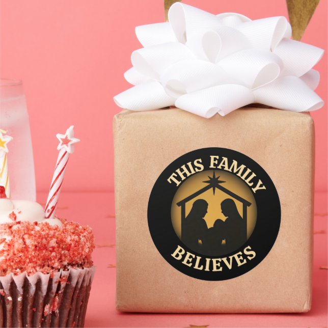 Pegatina Redonda This Family Believes Christian Nativity Scene (Fiesta)