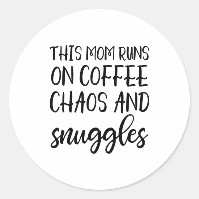 Pegatina Redonda This Mom Runs On Coffee Chaos And Snuggles  (Anverso)