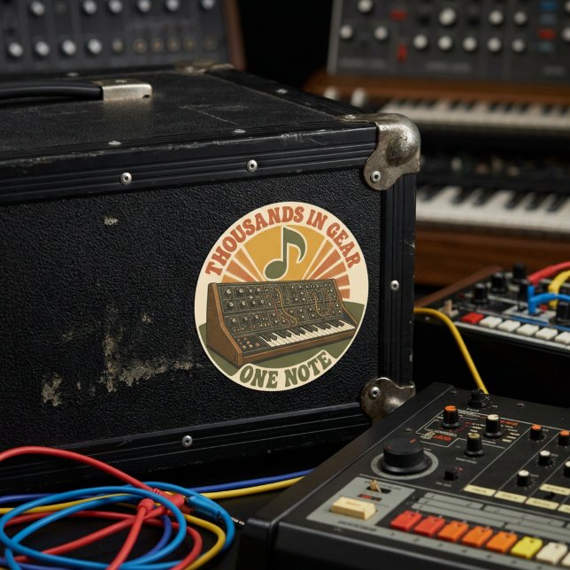Pegatina Redonda Thousands in Gear, One Note – Lustiger Synth Nerd (Subido por el creador)