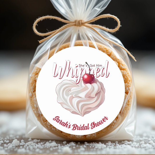 Pegatina Redonda Tiene al Novio Bajo su Encanto Desayuno Nupcial de (She's Got Him Whipped Cream Cherry Bridal Shower Classic Round Sticker
)