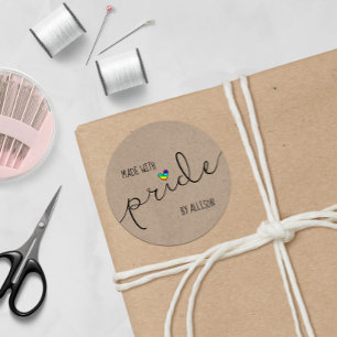 Pegatina Redonda Tipografía con guión de arcoiris hecha con orgullo