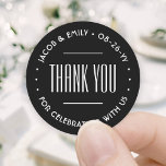 Pegatina Redonda Tipografía de Deco de moda Gracias Negro y Blanco<br><div class="desc">Añade un toque elegante a las tarjetas de agradecimiento boda y a los favoritos de la recepción con pegatinas/sellos para sobres personalizados redondos. Toda la redacción de esta plantilla es simple de personalizar para una ducha de novia, aniversario, renovación de voto u otra ocasión. El texto de un círculo se...</div>