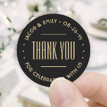 Pegatina Redonda Tipografía de Deco de moda Gracias Negro y Oro<br><div class="desc">Añade un toque elegante a las tarjetas de agradecimiento boda y a los favoritos de la recepción con pegatinas/sellos para sobres personalizados redondos. Toda la redacción de esta plantilla es simple de personalizar para una ducha de novia, aniversario, renovación de voto u otra ocasión. El texto de un círculo se...</div>