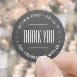 Pegatina Redonda Tipografía del Deco de la moda Gracias Faux Chalkb<br><div class="desc">Añade un toque elegante a las tarjetas de agradecimiento boda y a los favoritos de la recepción con pegatinas/sellos para sobres personalizados redondos. Toda la redacción de esta plantilla es simple de personalizar para una ducha de novia, aniversario, renovación de voto u otra ocasión. El texto de un círculo se...</div>