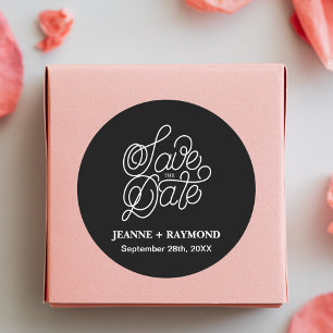 Pegatina Redonda Tipografía Elegante Negra para Anuncio de Boda Sav