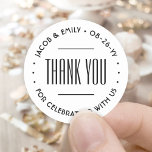 Pegatina Redonda Tipografía Minimalista de moda Gracias Negro y Bla<br><div class="desc">Añade un toque elegante a las tarjetas de agradecimiento boda y a los favoritos de la recepción con pegatinas/sellos para sobres personalizados redondos. Toda la redacción de esta plantilla es simple de personalizar para una ducha de novia, aniversario, renovación de voto u otra ocasión. El texto de un círculo se...</div>