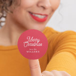 PEGATINA REDONDA TIPOGRAFÍA RETRO MERRY CHRISTMAS EN RED<br><div class="desc">Feliz personalizable de Navidad tipografía retro blanca sobre un fondo rojo.</div>
