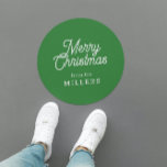 PEGATINA REDONDA TIPOGRAFÍA RETRO MERRY CHRISTMAS EN VERDE<br><div class="desc">Feliz personalizable de Navidad tipografía retro blanca sobre un fondo verde personalizado.</div>