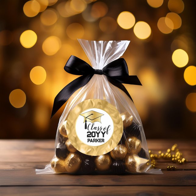 Pegatina Redonda Título de graduación - Año de clase Tassel Black G (Graduation Cap and Tassel Black and Gold Tone Class Year and Name Classic Round Sticker)