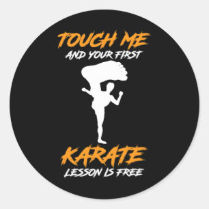 Pegatina Redonda Tócame y tu primera lección de karate es regalo gr