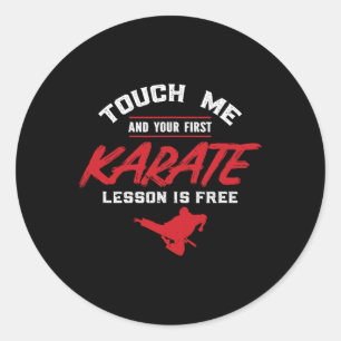 Pegatina Redonda Tócame y tu primera lección es karate gratis