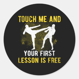 Pegatina Redonda Tócame y tu primera lección es Kickbox gratis