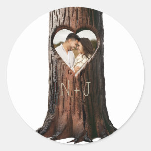 Pegatina Redonda Tocón de árbol con corazón tallado Boda rústica fo