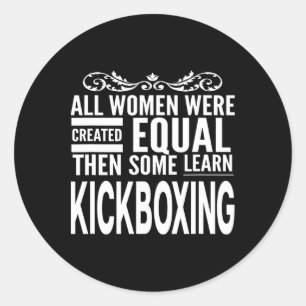 Pegatina Redonda Todas las mujeres aprenden kickboxing artes marcia