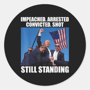 Pegatina Redonda Todavía se mantiene en pie el disparo de un convic
