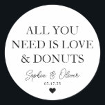 Pegatina Redonda TODO LO QUE NECESITAS ES AMAR A DONUTS Favor De La<br><div class="desc">Un clásico Pegatina Boda de Black Thank You que presenta "Todo lo que necesitas es amor y donuts" con una clásica y elegante letra. Puede personalizarlo fácilmente con sus nombres y fecha de boda.</div>