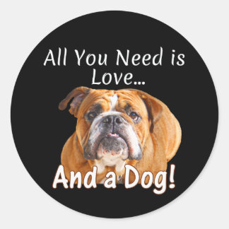 Pegatina Redonda Todo lo que necesitas es amor y Bulldog de la idea