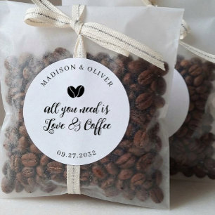 Pegatina Redonda Todo lo que necesitas es amor y café Favor de boda