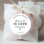 Pegatina Redonda Todo lo que necesitas es amor y cookies favorecen<br><div class="desc">Todo lo que necesitas es amor y las cookies favorecen a los Pegatinas</div>