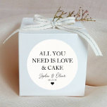 Pegatina Redonda TODO LO QUE NECESITAS ES AMOR Y GANAR EL Favor De<br><div class="desc">Un clásico Pegatina Boda de Black Thank You con "Todo lo que necesitas es amor y tarta" con un clásico y elegante tipo de letra. Puede personalizarlo fácilmente con sus nombres y fecha de boda.</div>