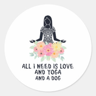 Pegatina Redonda Todo lo que necesito es amor y yoga y una camiseta