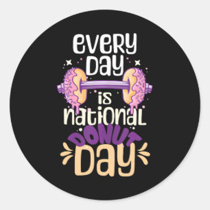 Pegatina Redonda Todos los días el Día Nacional del Donut dice much