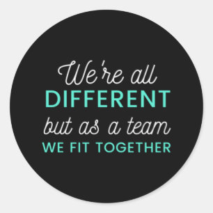 Pegatina Redonda Todos somos diferentes pero como equipo encajamos