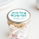 Pegatina Redonda Toes arenosos, besos salados en favor de la boda d<br><div class="desc">Perfecto para tus favoritos de bodas de destino,  este diseño de playa presenta "dedos de arena y besos salados" con letras verde azuladas tropicales con dos estrellas de mar. Personaliza con tus nombres y la fecha de boda debajo.</div>