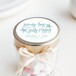 Pegatina Redonda Toes arenosos, besos salados en favor de la boda d<br><div class="desc">Perfecto para tus favoritos de bodas de destino,  este diseño de playa presenta "dedos de arena y besos salados" con letras turquesas tropicales con dos estrellas de mar. Personaliza con tus nombres y la fecha de boda debajo.</div>