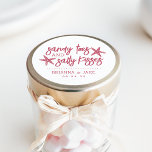 Pegatina Redonda Toes arenosos, besos salados en favor de la boda d<br><div class="desc">Perfecto para tus favoritos de boda de destino,  este diseño de playa presenta "dedos de arena y besos salados" con letras rosas tropicales con dos estrellas de mar. Personaliza con tus nombres y la fecha de boda debajo.</div>