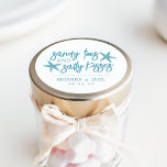 Pegatina Redonda Toes arenosos, besos salados en favor de la boda d<br><div class="desc">Perfecto para tus favoritos de boda de destino,  este diseño de playa presenta "dedos de arena y besos salados" con letras tropicales turquesa azul con dos estrellas de mar. Personaliza con tus nombres y la fecha de boda debajo.</div>
